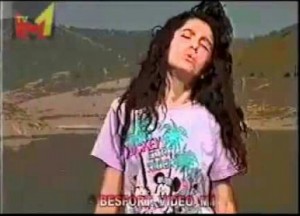 Adelina Ismaili 14 vjeçare në videoklipin e  këngës së saj "I din Meta punët e veta".