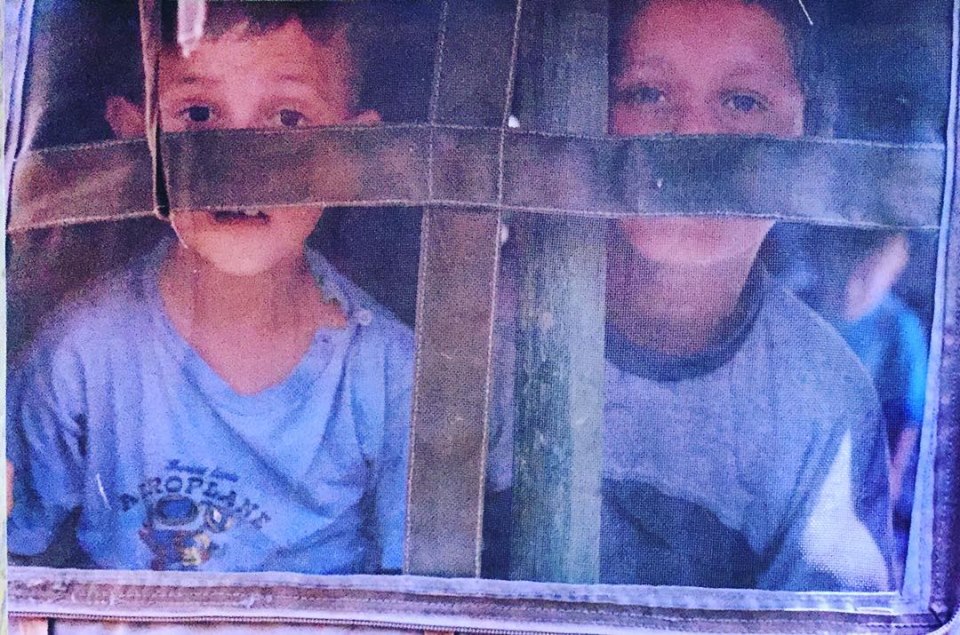 Dy fëmijë kosovarë në kampi e refugjatëve në Maqedoni 1999